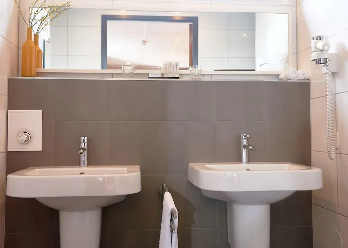 Отель Hotel Babylon Heerhugowaard - Alkmaar